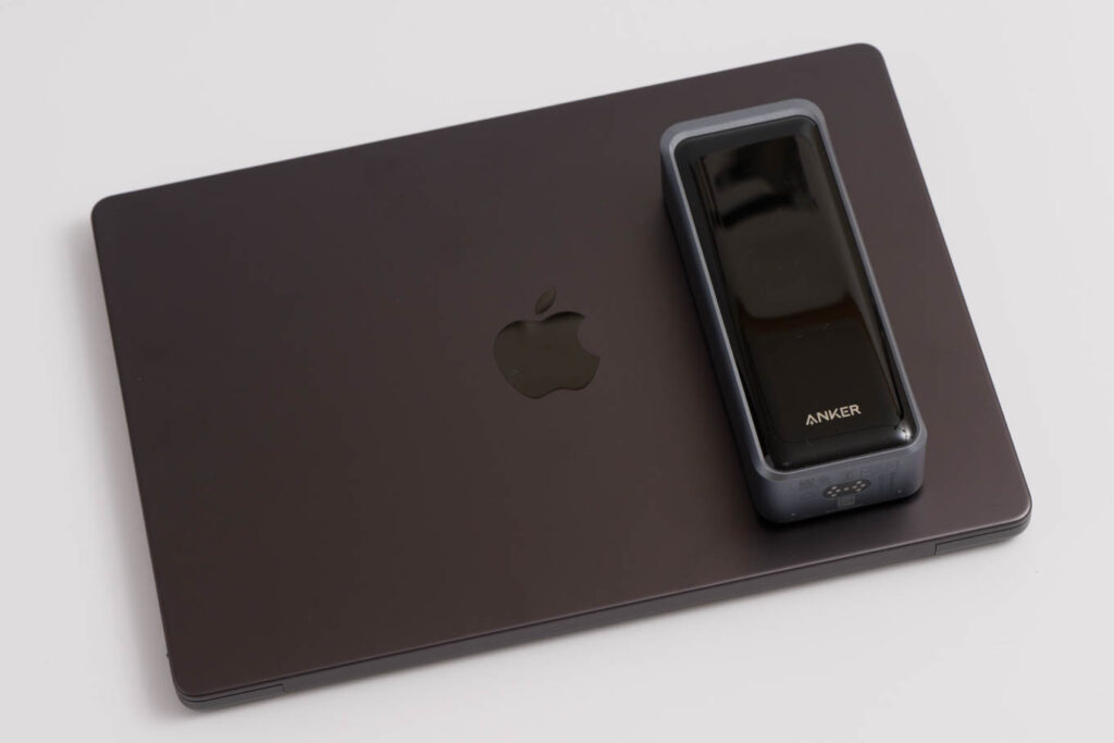 遂にここまで進化した!Anker Prime Power Bank (26250mAh, 300W)をレビュー 17 Anker Prime Power Bank (26250mAh, 300W)と14インチMacBook Proとのサイズ比較