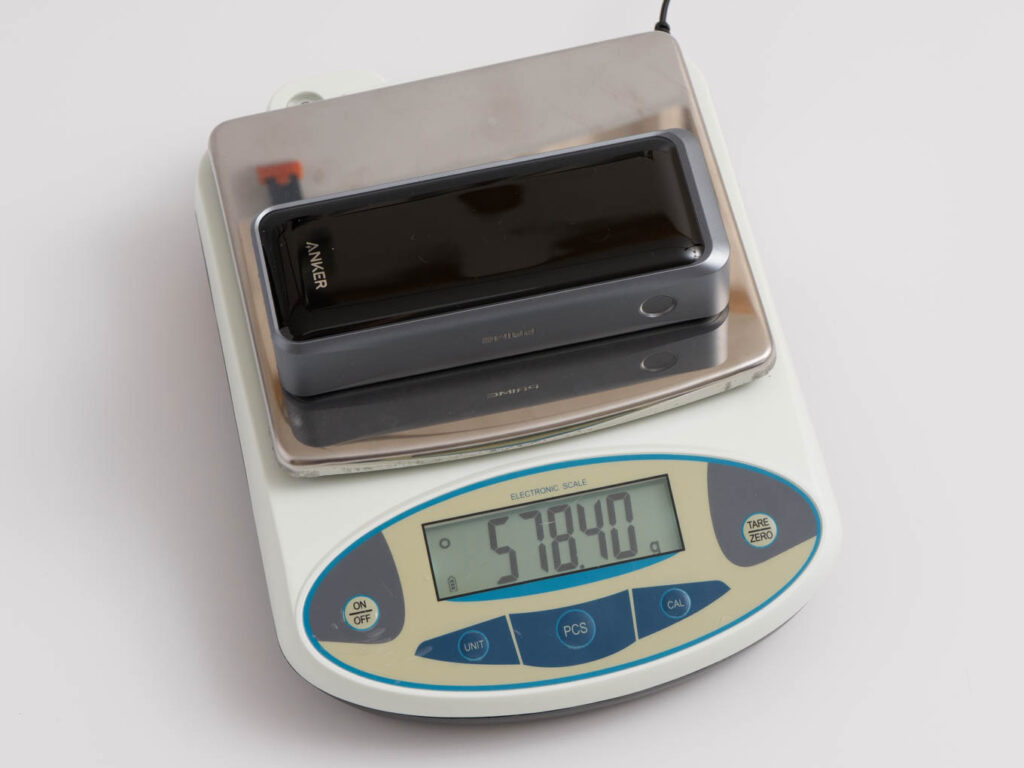 遂にここまで進化した!Anker Prime Power Bank (26250mAh, 300W)をレビュー 18 Anker Prime Power Bank (26250mAh, 300W)の重量を計測している様子