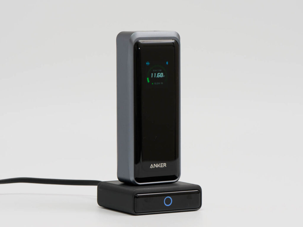 遂にここまで進化した!Anker Prime Power Bank (26250mAh, 300W)をレビュー 13 Anker Prime Power Bank (26250mAh, 300W)をAnker Charging Base (100W)で充電している様子