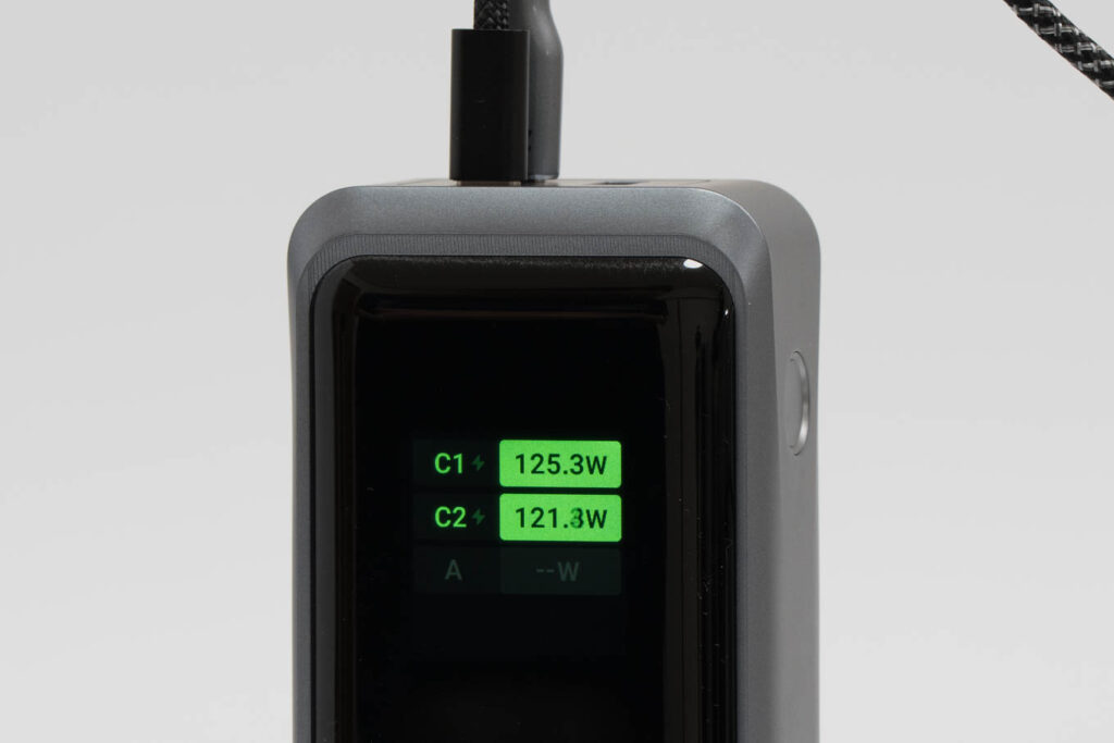 遂にここまで進化した!Anker Prime Power Bank (26250mAh, 300W)をレビュー 22 Anker Prime Power Bank (26250mAh, 300W)本体を250Wで充電している様子