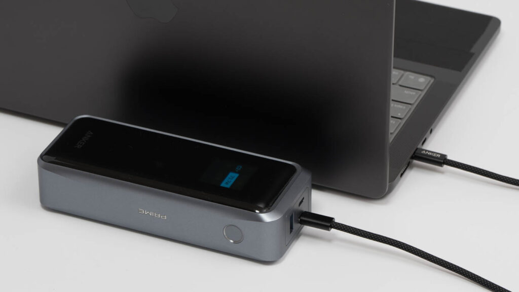 遂にここまで進化した!Anker Prime Power Bank (26250mAh, 300W)をレビュー 20 Anker Prime Power Bank (26250mAh, 300W)で14インチMacBook Proを充電している様子