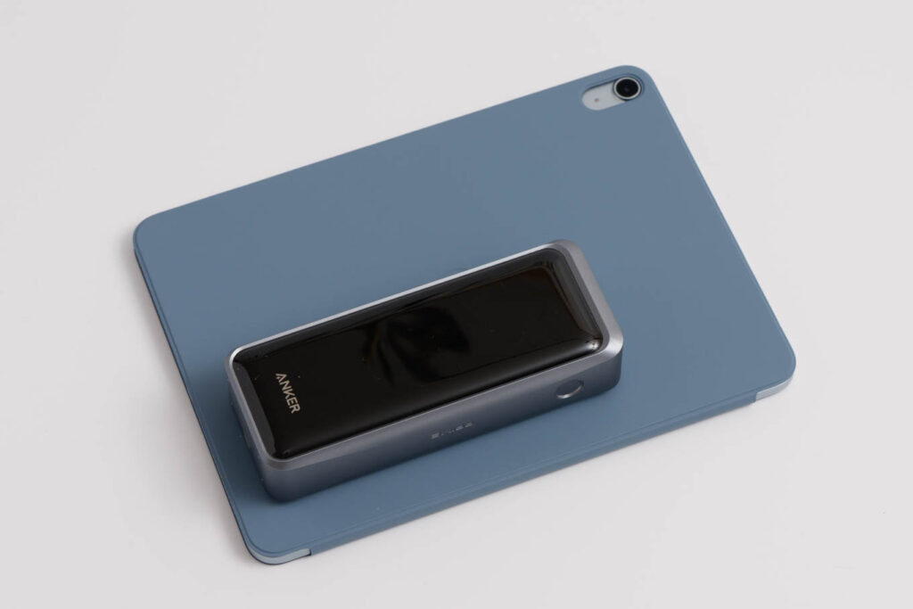 遂にここまで進化した!Anker Prime Power Bank (26250mAh, 300W)をレビュー 16 Anker Prime Power Bank (26250mAh, 300W)と11インチiPad Airとのサイズ比較