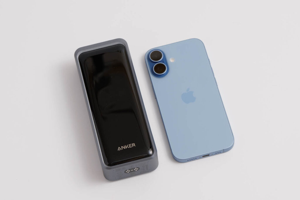 遂にここまで進化した!Anker Prime Power Bank (26250mAh, 300W)をレビュー 15 Anker Prime Power Bank (26250mAh, 300W)とiPhone 17とのサイズ比較