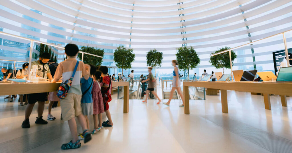 Apple Storeで店舗購入するメリットとは?オンラインストアがおすすめな理由 1 Apple Storeの店内の様子