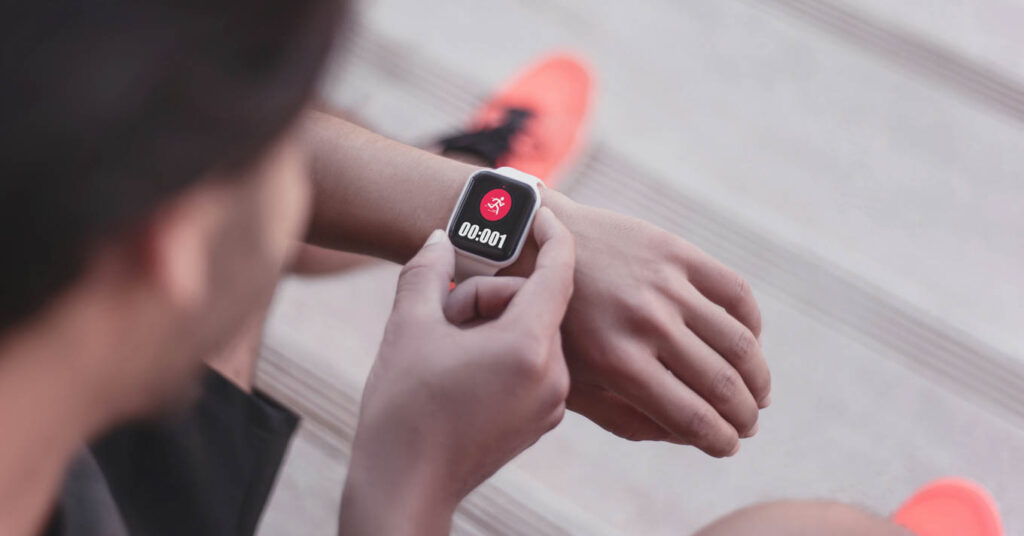 Apple Watchのセルラーモデルとは?GPSモデルとの違いは?どっちを選ぶべきかを解説 1 Apple Watchをジョギングに使用している様子