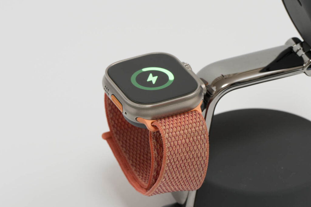 Apple Watchはいらない?後悔するパターンは?8年使ってみて感じたこと 5 Apple Watch Ultra 3を充電スタンドで充電している様子