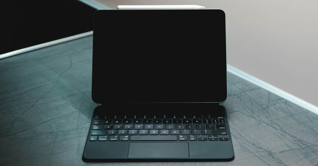 iPadはパソコンの代わりにならない4つの理由！パソコンとの違いとiPadの強み（アイキャッチ）