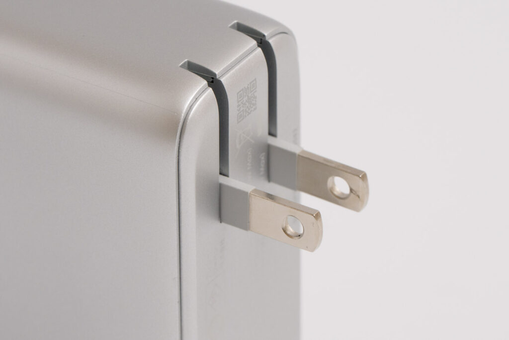 100Wクラス充電器の決定版!Anker Charger (100W, 3 Ports)をレビュー 16 Anker Charger (100W, 3 Ports)の電源プラグの厚み