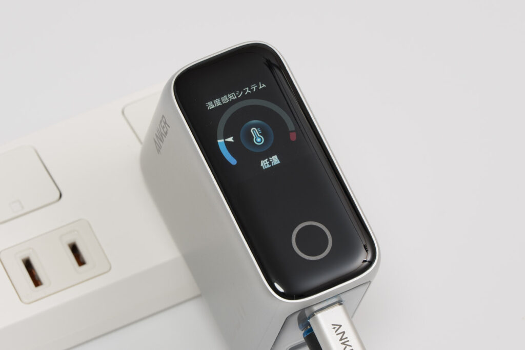 100Wクラス充電器の決定版!Anker Charger (100W, 3 Ports)をレビュー 13 Anker Charger (100W, 3 Ports)のディスプレイ(温度)
