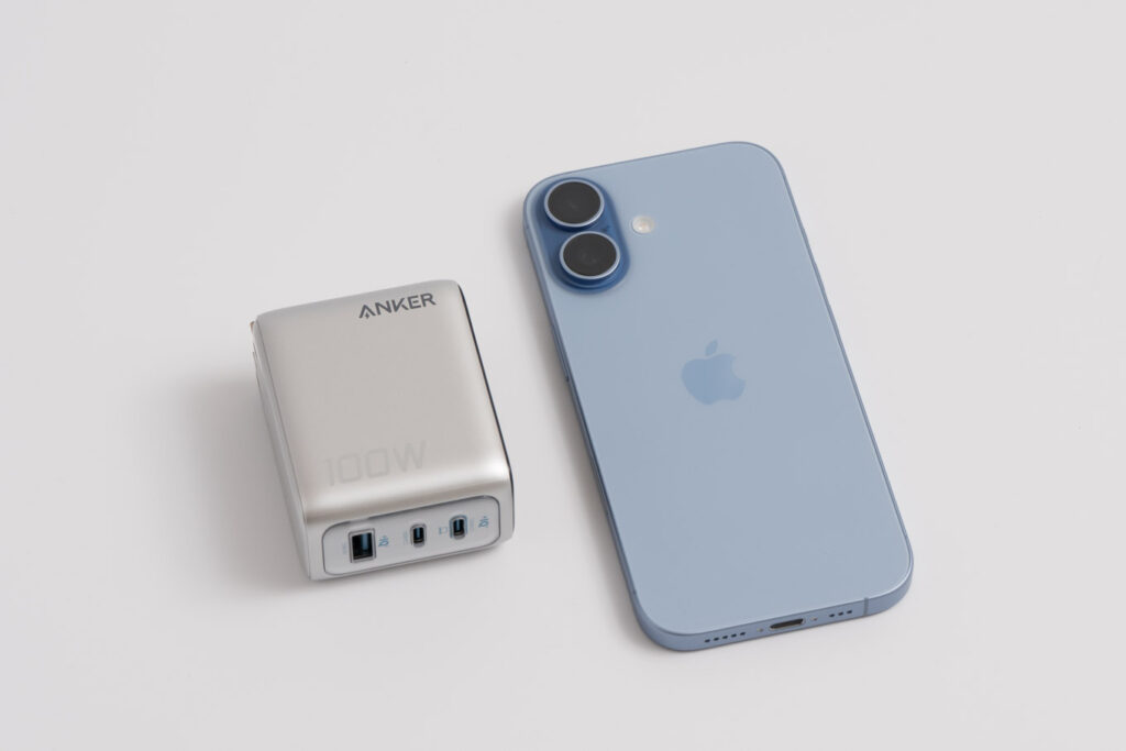 100Wクラス充電器の決定版!Anker Charger (100W, 3 Ports)をレビュー 18 Anker Charger (100W, 3 Ports)とiPhone 17とのサイズ比較