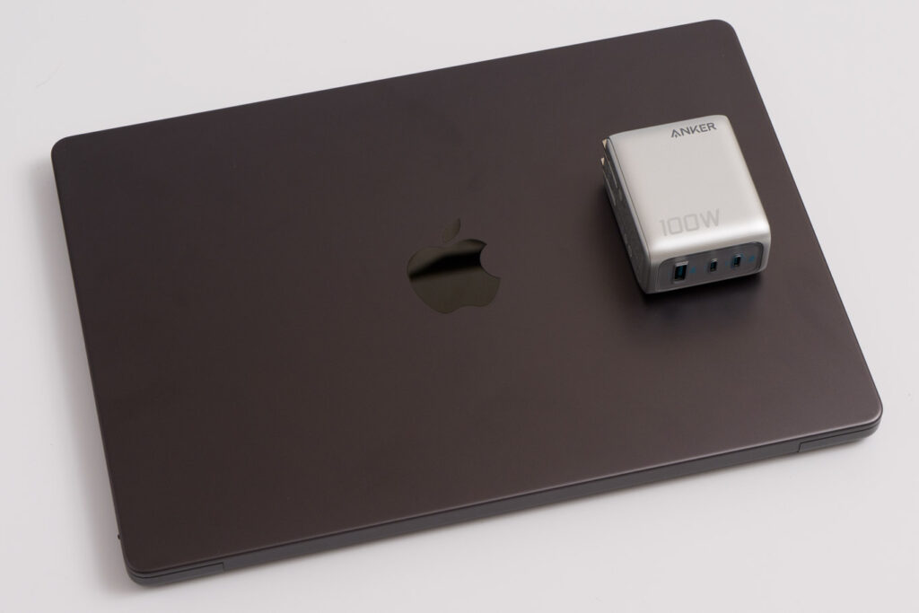 100Wクラス充電器の決定版!Anker Charger (100W, 3 Ports)をレビュー 20 Anker Charger (100W, 3 Ports)と14インチMacBook Proとのサイズ比較
