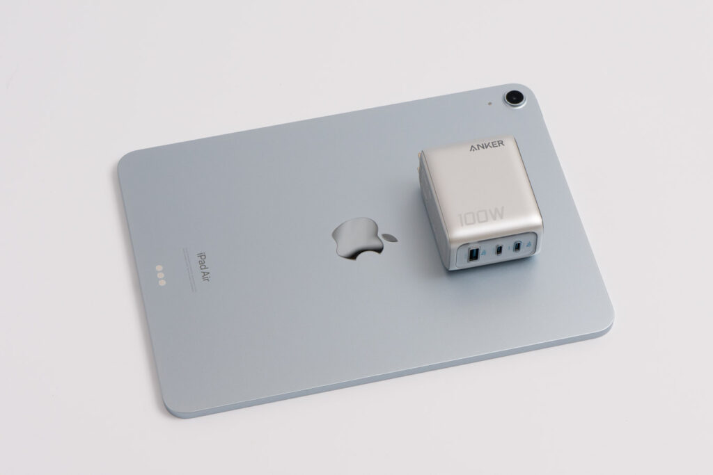 100Wクラス充電器の決定版!Anker Charger (100W, 3 Ports)をレビュー 19 Anker Charger (100W, 3 Ports)と11インチiPad Airとのサイズ比較