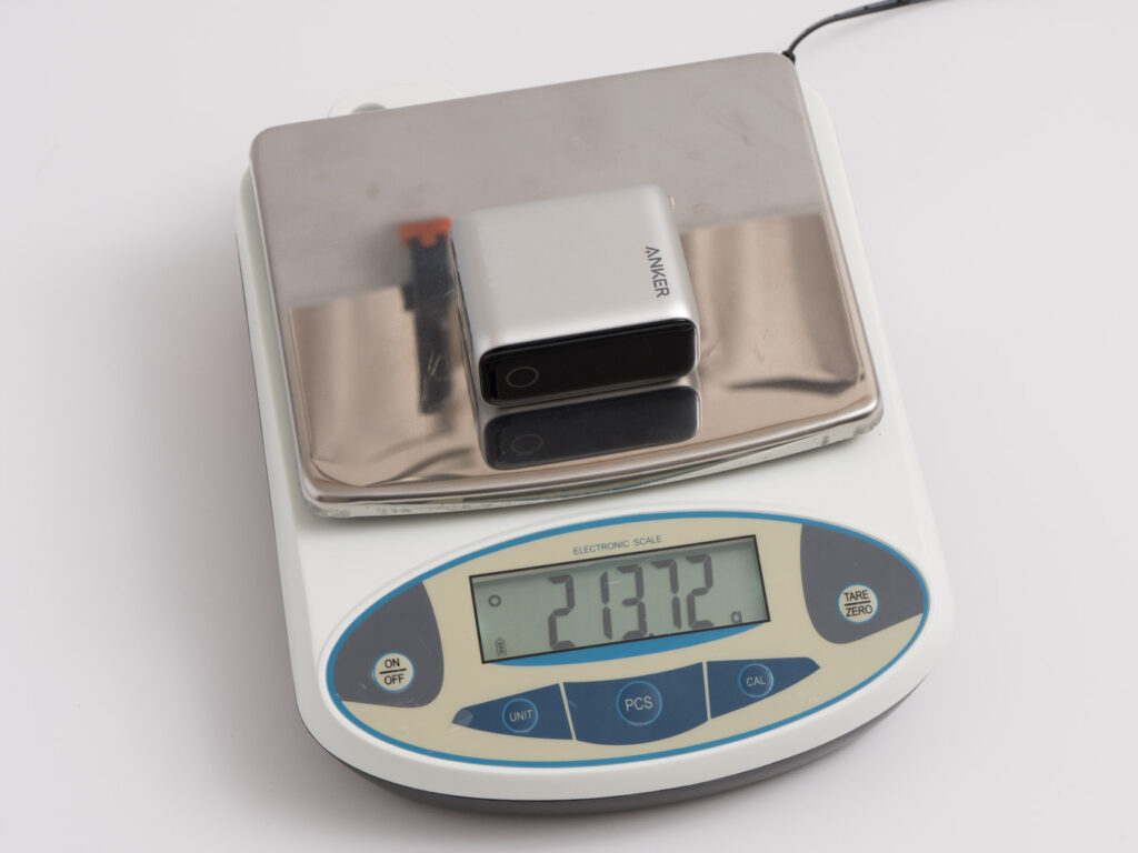100Wクラス充電器の決定版!Anker Charger (100W, 3 Ports)をレビュー 22 Anker Charger (100W, 3 Ports)の重量を計測している様子