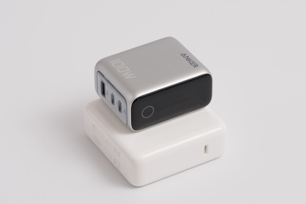 100Wクラス充電器の決定版!Anker Charger (100W, 3 Ports)をレビュー 21 Anker Charger (100W, 3 Ports)とApple 96W USB-C電源アダプタとのサイズ比較