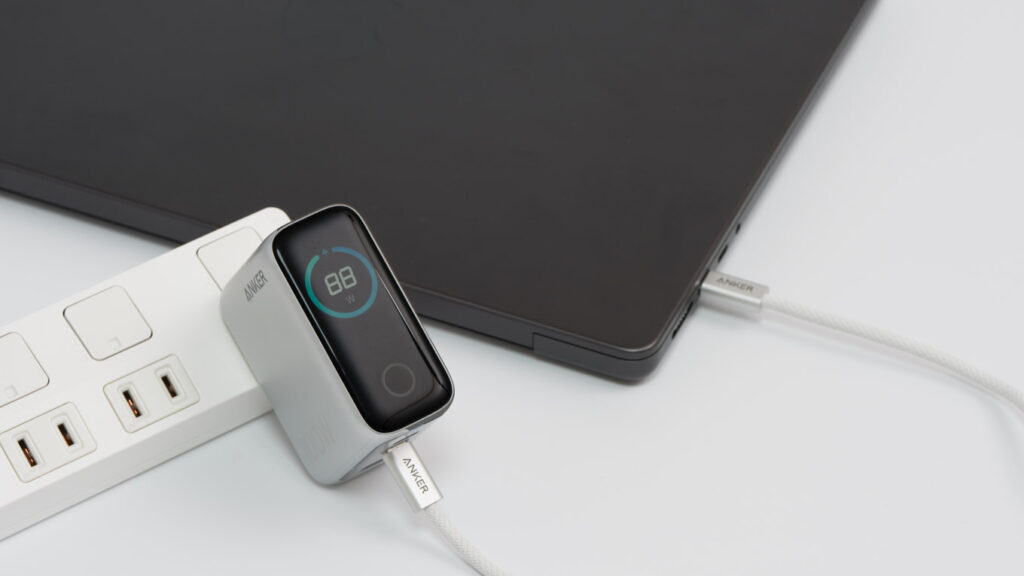 100Wクラス充電器の決定版!Anker Charger (100W, 3 Ports)をレビュー 23 Anker Charger (100W, 3 Ports)で14インチMacBook Proを充電している様子
