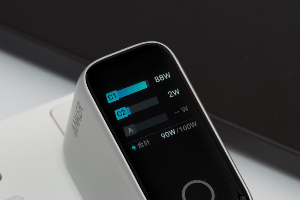 100Wクラス充電器の決定版!Anker Charger (100W, 3 Ports)をレビュー 25 Anker Charger (100W, 3 Ports)で14インチMacBook ProとAirPodsを同時充電している様子