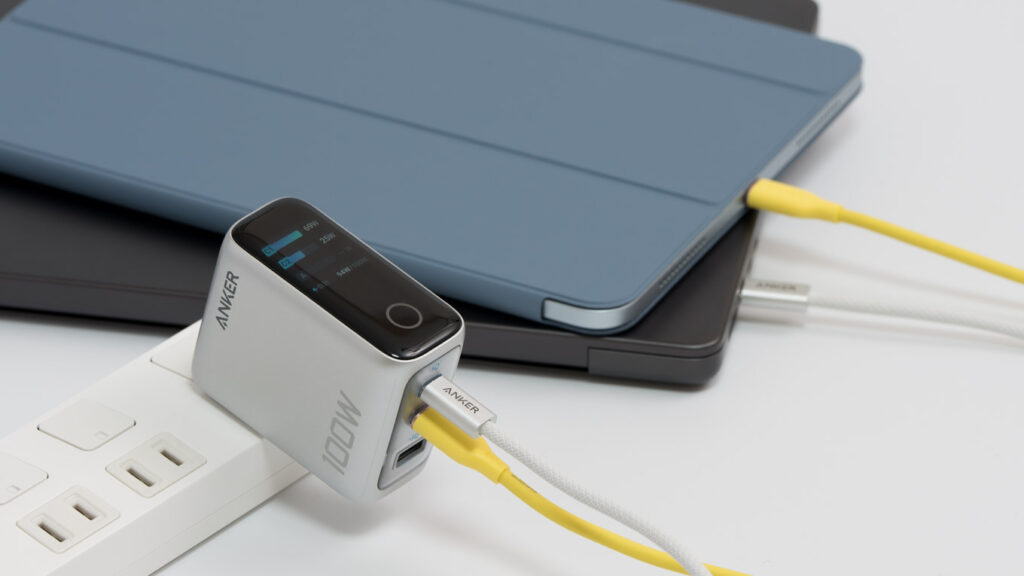 100Wクラス充電器の決定版!Anker Charger (100W, 3 Ports)をレビュー 24 Anker Charger (100W, 3 Ports)で14インチMacBook Proと11インチiPad Airを充電している様子