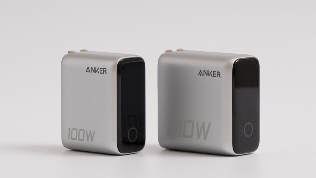 Anker Charger (100W, 3 Ports)とAnker Charger (140W, 4 Ports)とのサイズ比較