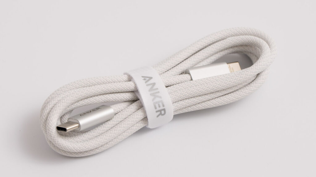 100Wクラス充電器の決定版!Anker Charger (100W, 3 Ports)をレビュー 8 Anker Charger (100W, 3 Ports)付属のUSB-Cケーブル