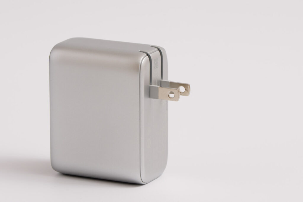 100Wクラス充電器の決定版!Anker Charger (100W, 3 Ports)をレビュー 15 Anker Charger (100W, 3 Ports)の折りたたみ式電源プラグ