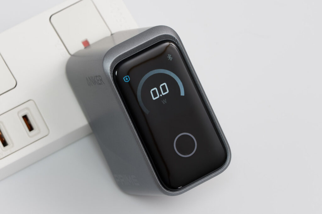 Anker Prime Charger (160W, 3 Ports)をレビュー│出力配分をカスタムできる次世代充電器 14 Anker Prime Charger (160W, 3 Ports)のディスプレイとタッチボタン