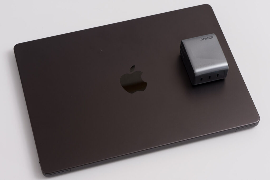 Anker Prime Charger (160W, 3 Ports)をレビュー│出力配分をカスタムできる次世代充電器 19 Anker Prime Charger (160W, 3 Ports)と14インチMacBook Proとのサイズ比較