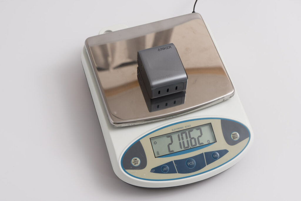 Anker Prime Charger (160W, 3 Ports)をレビュー│出力配分をカスタムできる次世代充電器 22 Anker Prime Charger (160W, 3 Ports)の重量を計測している様子