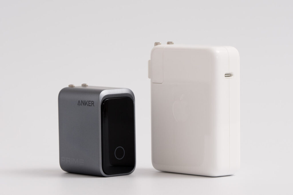 Anker Prime Charger (160W, 3 Ports)をレビュー│出力配分をカスタムできる次世代充電器 20 Anker Prime Charger (160W, 3 Ports)とApple 140W USB-C電源アダプタとのサイズ比較