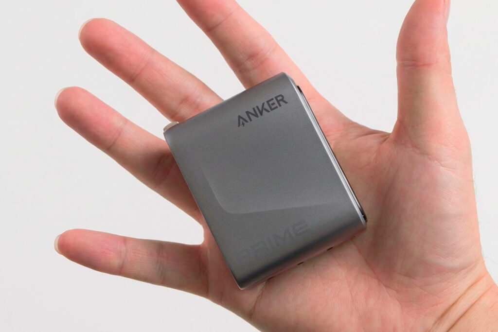 Anker Prime Charger (160W, 3 Ports)をレビュー│出力配分をカスタムできる次世代充電器 23 Anker Prime Charger (160W, 3 Ports)を手のひらに乗せている様子