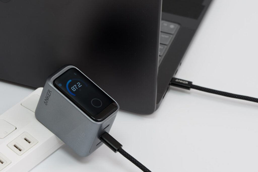Anker Prime Charger (160W, 3 Ports)をレビュー│出力配分をカスタムできる次世代充電器 26 Anker Prime Charger (160W, 3 Ports)で14インチMacBook Proを充電している様子
