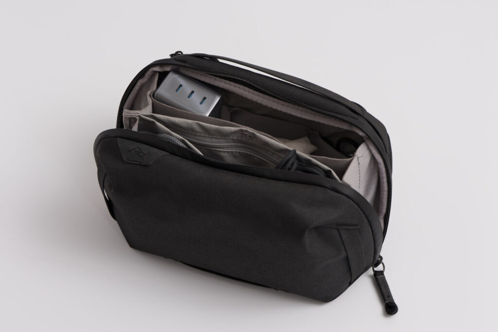 Anker Prime Charger (160W, 3 Ports)をレビュー│出力配分をカスタムできる次世代充電器 25 Anker Prime Charger (160W, 3 Ports)をガジェットポーチに収納している様子