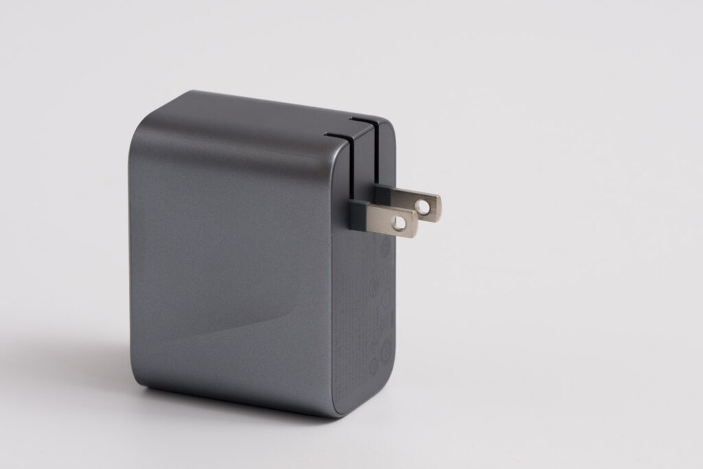 Anker Prime Charger (160W, 3 Ports)をレビュー│出力配分をカスタムできる次世代充電器 11 Anker Prime Charger (160W, 3 Ports)の折りたたみ式電源プラグ