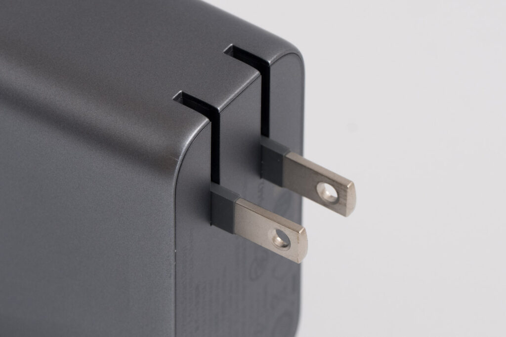 Anker Prime Charger (160W, 3 Ports)をレビュー│出力配分をカスタムできる次世代充電器 12 Anker Prime Charger (160W, 3 Ports)の厚みのある電源プラグ