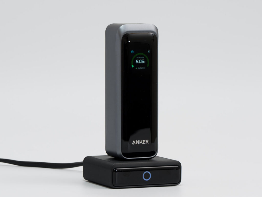 Anker Prime Power Bank (20100mAh, 220W)をレビュー│コンパクトなのに大容量&パワフル&高機能 27 Anker Prime Power Bank (20100mAh, 220W)をAnker Charging Base (100W) for Anker Prime Power Bankで充電している様子