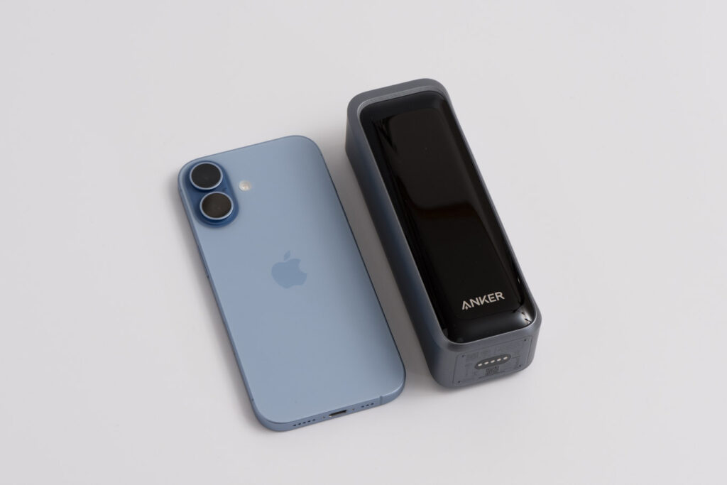 Anker Prime Power Bank (20100mAh, 220W)をレビュー│コンパクトなのに大容量&パワフル&高機能 17 Anker Prime Power Bank (20100mAh, 220W)とiPhone 17とのサイズ比較