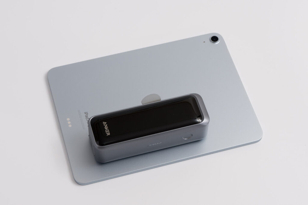 Anker Prime Power Bank (20100mAh, 220W)をレビュー│コンパクトなのに大容量&パワフル&高機能 18 Anker Prime Power Bank (20100mAh, 220W)と11インチiPad Airとのサイズ比較