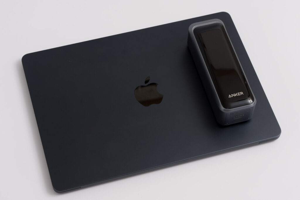 Anker Prime Power Bank (20100mAh, 220W)をレビュー│コンパクトなのに大容量&パワフル&高機能 19 Anker Prime Power Bank (20100mAh, 220W)と13インチMacBook Airとのサイズ比較