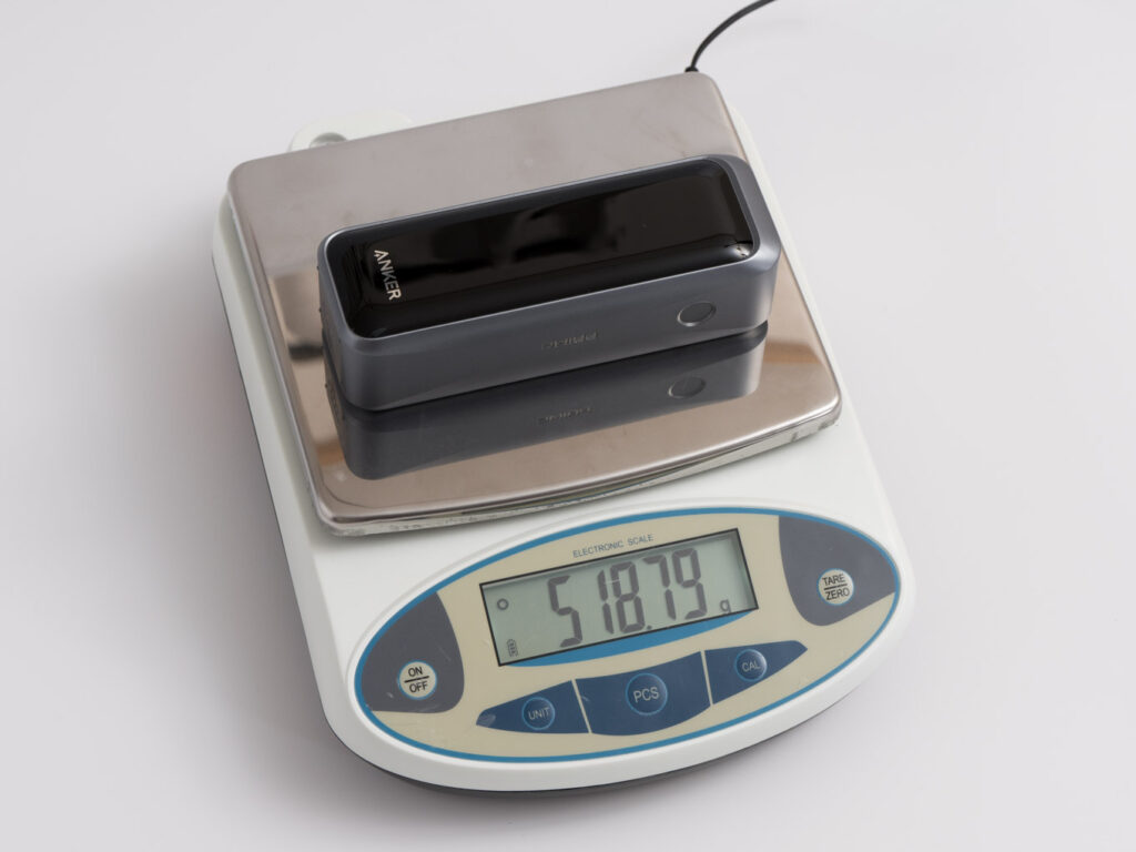 Anker Prime Power Bank (20100mAh, 220W)をレビュー│コンパクトなのに大容量&パワフル&高機能 20 Anker Prime Power Bank (20100mAh, 220W)の重量を計測している様子