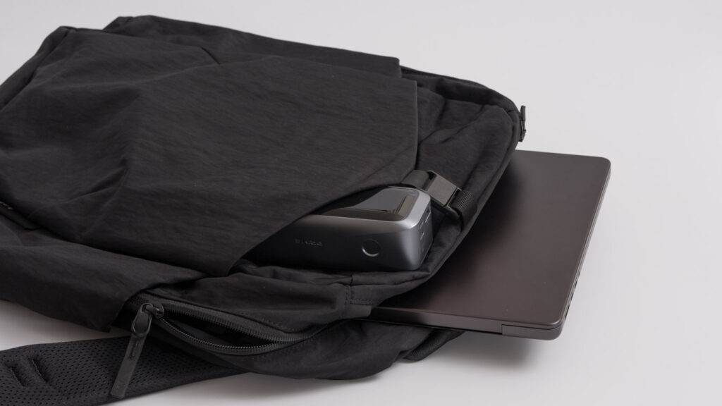 Anker Prime Power Bank (20100mAh, 220W)をレビュー│コンパクトなのに大容量&パワフル&高機能 22 Anker Prime Power Bank (20100mAh, 220W)をバッグに収納している様子