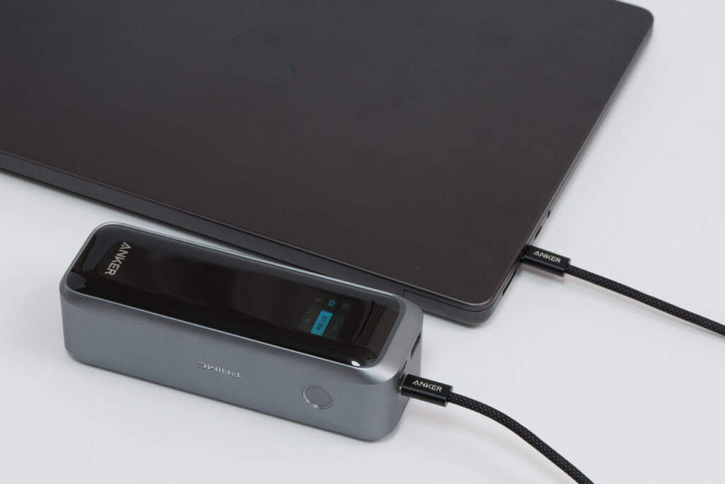 Anker Prime Power Bank (20100mAh, 220W)をレビュー│コンパクトなのに大容量&パワフル&高機能 23 Anker Prime Power Bank (20100mAh, 220W)で14インチMacBook Proを充電している様子