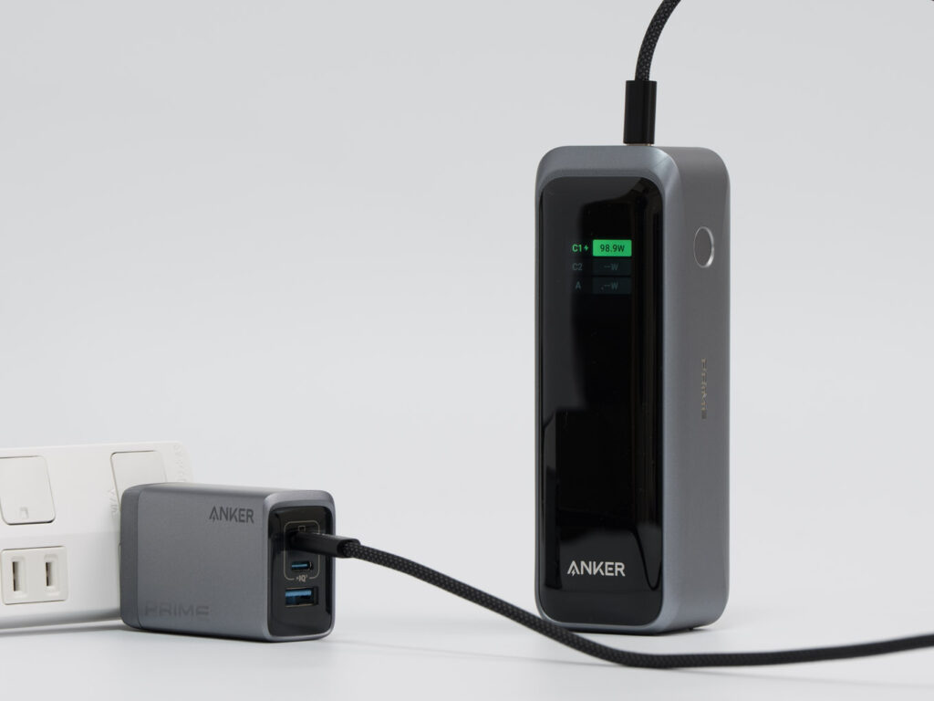 Anker Prime Power Bank (20100mAh, 220W)をレビュー│コンパクトなのに大容量&パワフル&高機能 26 Anker Prime Power Bank (20100mAh, 220W)本体をUSB-Cポートで充電している様子