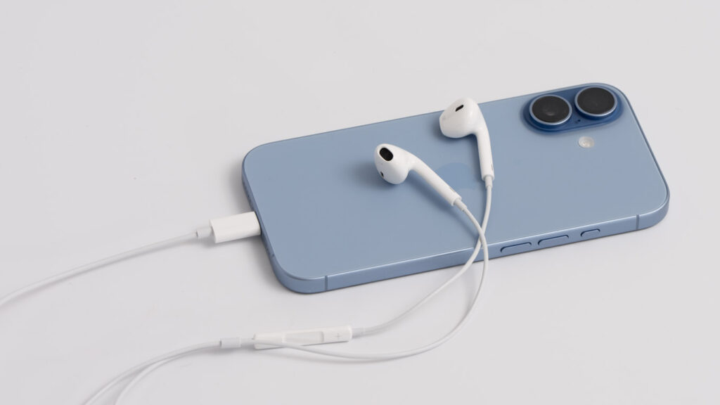 【レビュー】Apple純正の有線イヤホン「EarPods」が実は優秀な理由 10 EarPodsをiPhone 17に接続している様子