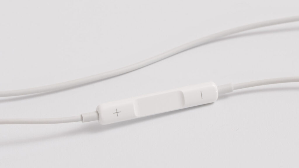 【レビュー】Apple純正の有線イヤホン「EarPods」が実は優秀な理由 16 EarPodsのコントローラー部分