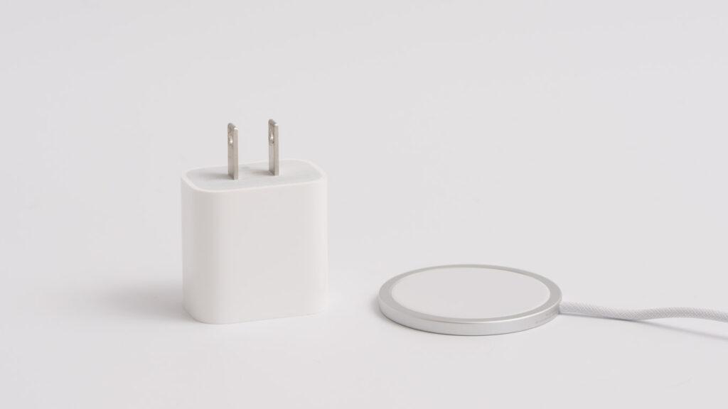 iPhone充電器のおすすめは?用途別に「失敗しない選び方」と有線・ワイヤレスの最適解を解説 1 Apple 20W USB-C電源アダプタとMagSafe充電器