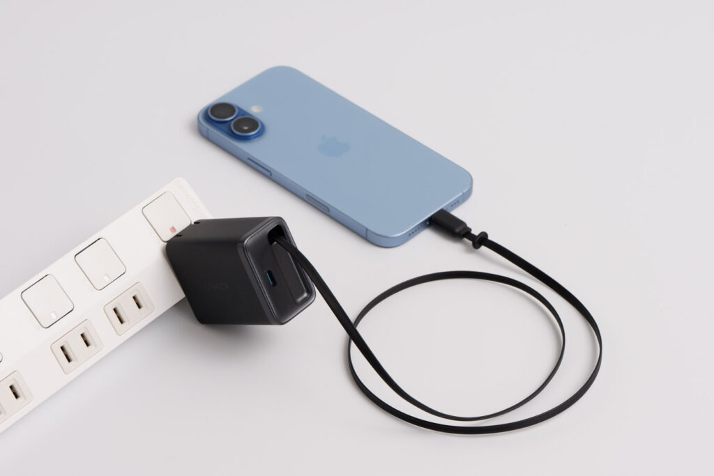 iPhone充電器のおすすめは?用途別に「失敗しない選び方」と有線・ワイヤレスの最適解を解説 32 iPhone 17とAnker Nano Charger (35W, 巻取り式 USB-Cケーブル)