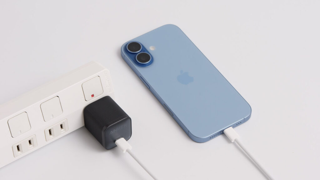 iPhone充電器のおすすめは?用途別に「失敗しない選び方」と有線・ワイヤレスの最適解を解説 36 iPhone 17とAnker Nano Charger (45W)