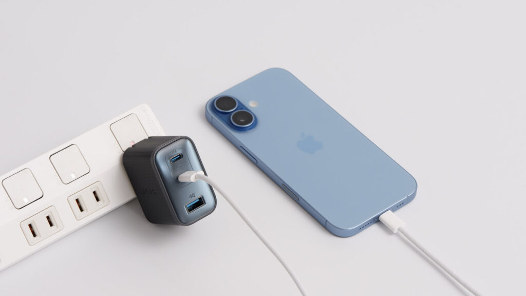 iPhone充電器のおすすめは?用途別に「失敗しない選び方」と有線・ワイヤレスの最適解を解説 44 iPhone 17とAnker Nano Charger (70W, 3 Ports)