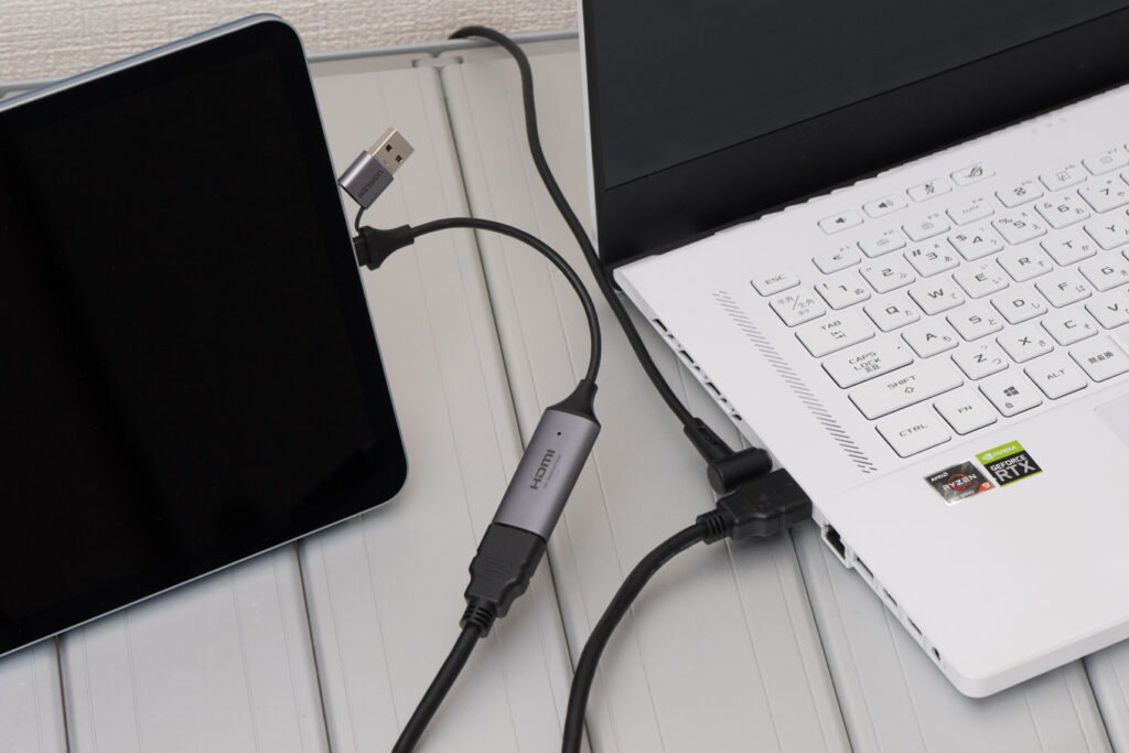 iPadをWindows/Macのサブディスプレイとして使う方法【キャプチャデバイス(UVC)とSidecar】 12 WindowsパソコンとiPadにキャプチャデバイスを接続している様子