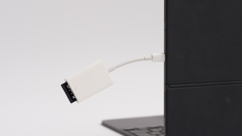 iPadはいらない?買っても結局使わなくなってしまうパターンとは 7 iPadにUSB-C - SDカードリーダーを接続している様子