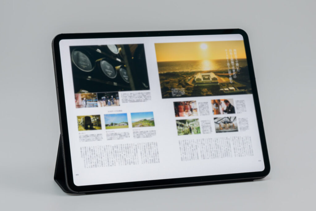 iPadはいらない?買っても結局使わなくなってしまうパターンとは 6 iPadで雑誌を読んでいる様子